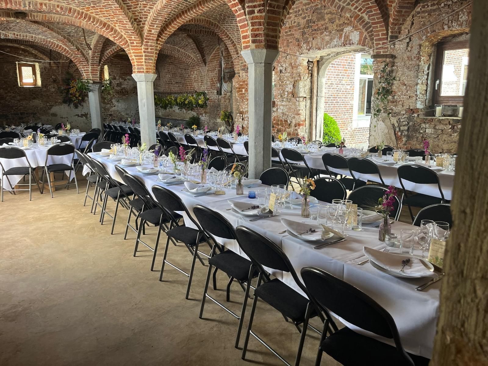Tables dressées pour le mariage sur la dalle en terre crue